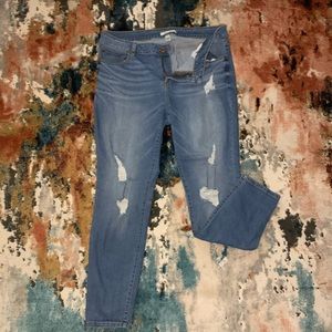 Ripped detailed jeans